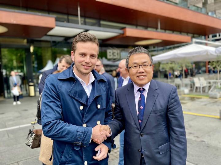 駐匈牙利代表劉世忠（右）11日在波士尼亞-赫塞哥維納首都塞拉耶佛會晤塞拉耶佛州總理烏克（Nihad Uk，左）。（駐匈牙利代表處提供）