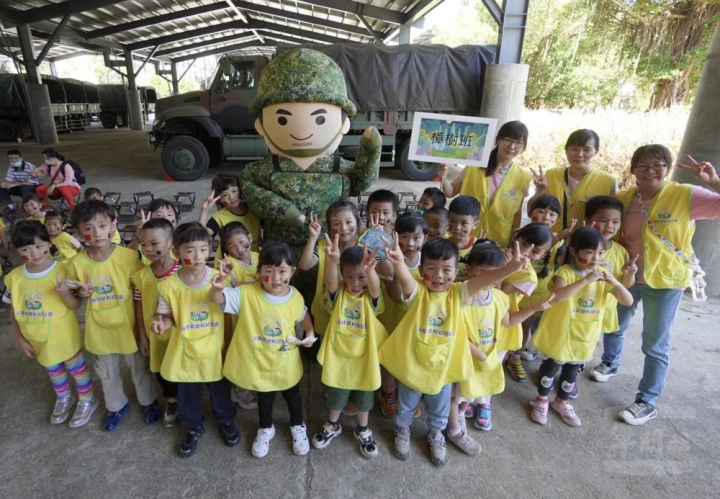 陸軍步兵第249旅辦理全民國防教育營區參訪活動。（陸軍249旅提供）