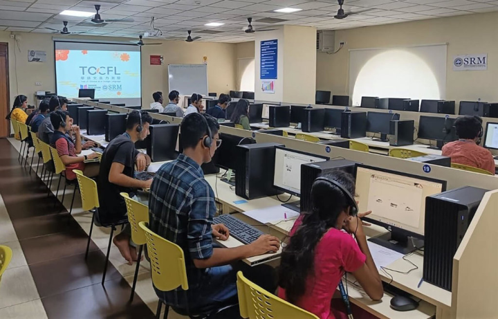 駐印度代表處教育組30日首次在印度辦理電腦化華語文能力測驗。圖為清奈蘭馬斯瓦米紀念大學考場。（駐印度代表處教育組提供）