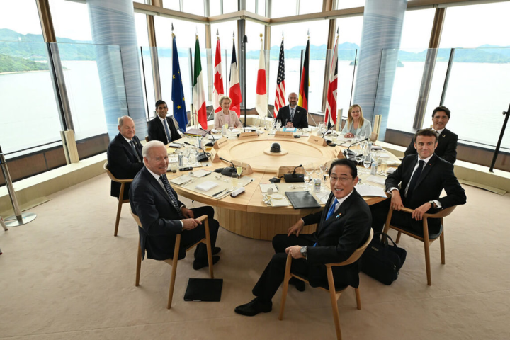七大工業國集團（G7）領袖高峰會19日在日本廣島市登場，下午在宇品島的格蘭王子大飯店開會討論全球經濟問題及烏克蘭局勢後發表聲明，以最強烈語言譴責且要求俄羅斯即刻、無條件撤軍。（日本政府提供）