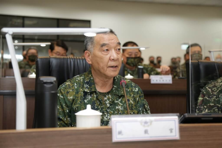 國軍漢光39號電腦兵推15日起將一連實施5天4夜。圖為國軍漢光37號電腦兵棋推演，國防部長邱國正（前）在衡山指揮所勉勵各級單位戮力演訓。（軍聞社提供）