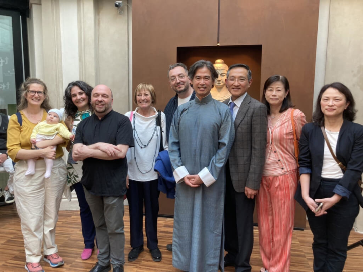 駐義大利代表蔡允中夫婦（右3、右2）、代表處文化組長鄧美容（右1）、藝術家李明維（右4）、杜林東方藝術博物館館長樂大豆（中後），及杜林官方及文化人士參加李明維在杜林東方藝術博物館的「聲之綻」首演。（駐義大利代表處文化組提供）