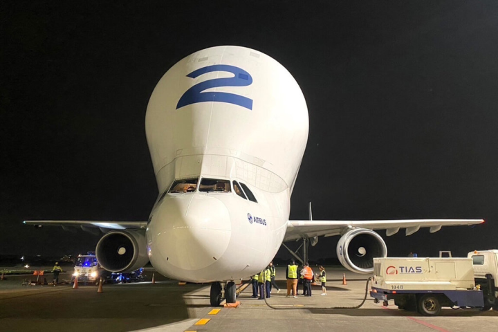 全球僅5架的「空巴大白鯨」9日深夜首度現身桃園機場，吸引不少航空迷及航空公司工作人員前往朝聖。（桃園機場公司提供）