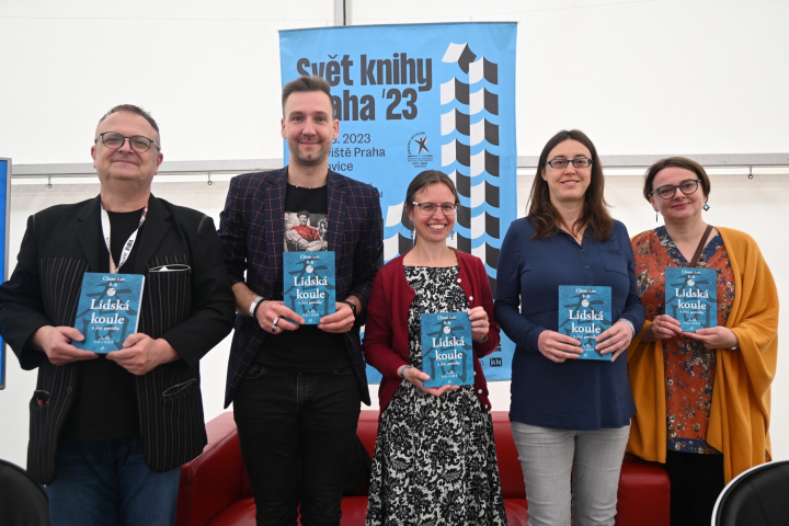 《李喬短篇小說選集：人球》捷文版於布拉格書展發表 以客家底蘊展現臺灣文學多樣性