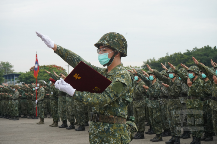 步兵302旅宣誓代表帶領全體訓員宣誓。（陸軍第十軍團提供）