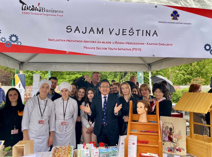 駐匈牙利代表劉世忠（前排中）11日在波士尼亞-赫塞哥維納首都塞拉耶佛，出席歐洲復興開發銀行主辦的職業訓練博覽會。（駐匈牙利代表處提供）