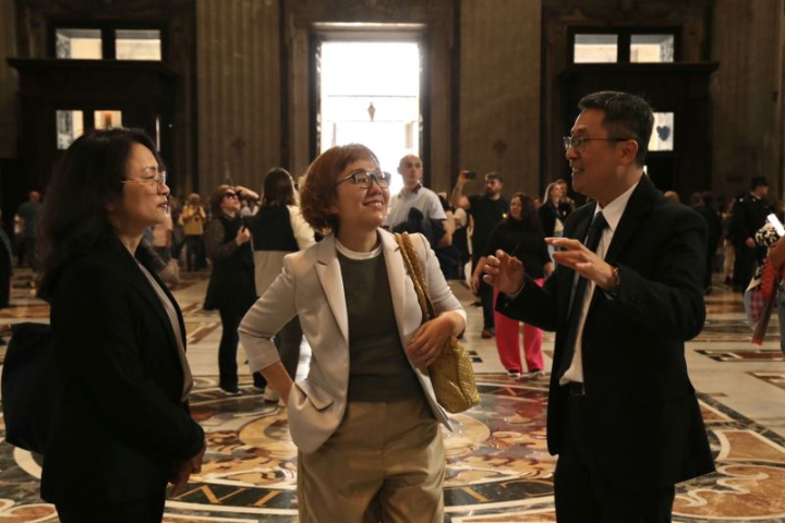梵蒂岡聖彼得大教堂為世界建築、美學及宗教的經典地標，內部巧奪天工的雕刻、絢麗細緻的壁畫，讓文化部次長王時思（中）讚嘆其磅礴的藝術呈現