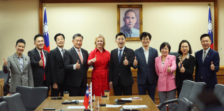 前英國首相特拉斯（Liz Truss）（左5）18日到立法院拜會，與國民黨立委江啟臣（右5）、陳以信（左2）、廖婉汝（右2）、民進黨立委王定宇（左4）、趙天麟（右）、何志偉（左）、劉世芳（右3）、蔡適應（右4）及無黨籍立委林昶佐（左3）等人比讚合影。
