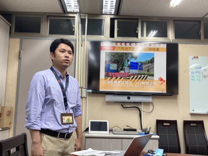 台北市交通局停管處舉行記者會表示，市府會透過3個管道通知車主疏散門只出不進，包含「戀戀水綠 台北水利」、「台北市政府」LINE官方帳號及台北市行動防災APP、簡訊防汛通知服務，其中防汛通知簡訊會透過末4碼為1999的號碼發送。