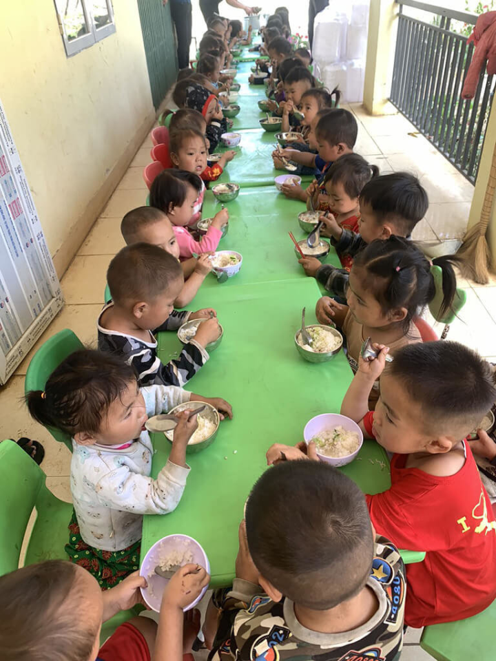 越南河江省勝模鄉幼兒園位於邊界山區，學童以往只能在走廊吃飯情況克難，越南台商捐款幫他們蓋餐廳，盼改善用餐環境。（勝模鄉幼兒園提供）