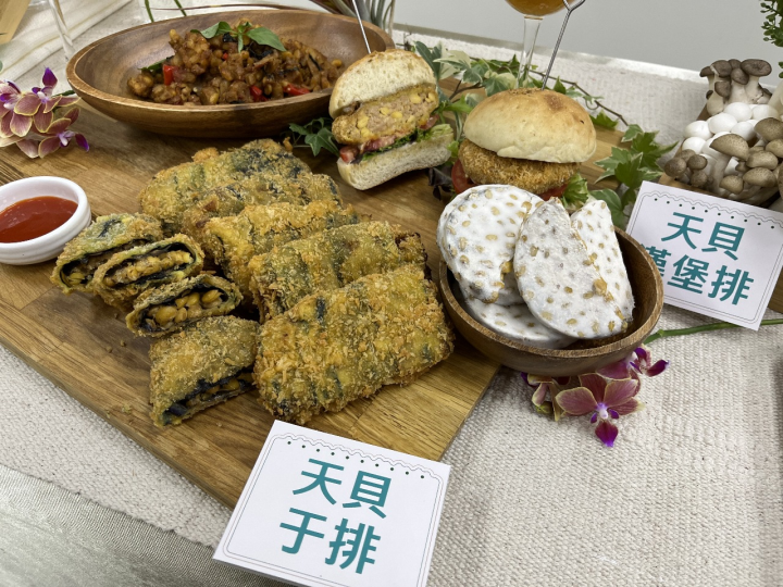 農試所開發不需去除大豆外殼的發酵技術，讓大豆能直接接種天貝菌，製成的天貝不易散裂，還能做成漢堡等各式料理。(圖／陳林幸虹 攝)