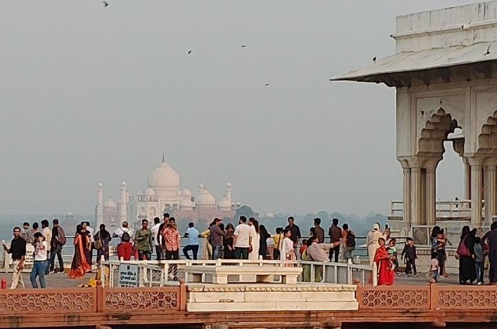 印度經濟強勢崛起、人口紅利爆發，加上全球產業供應鏈重整，近年來成為投資熱點。圖為印度阿格拉堡（Agra Fort）人潮，後方為知名旅遊景點泰姬瑪哈陵（Taj Mahal）