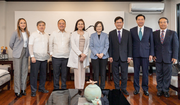 總統與「菲律賓參議員洪迪薇訪團」合影