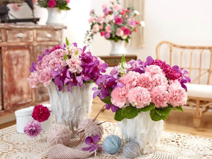 台北花市6日指出，國產康乃馨8成來自彰化，今年沒有重大天災，預計母親節前一週台北花市供貨量約12.5萬把（每把10枝），較2022年同期的12.1萬把略增3%。（台北花市提供）