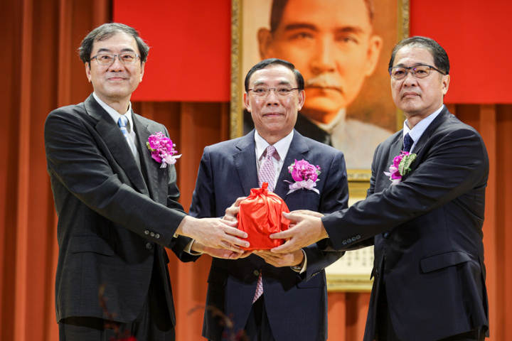 法務部3日上午舉行卸、新任高階主管暨所屬檢察、行政執行機關首長聯合交接及宣誓典禮，在法務部長蔡清祥（中）監交下，台北地檢署檢察長林邦樑（左）將印信交接給新任檢察長鄭銘謙（右）。