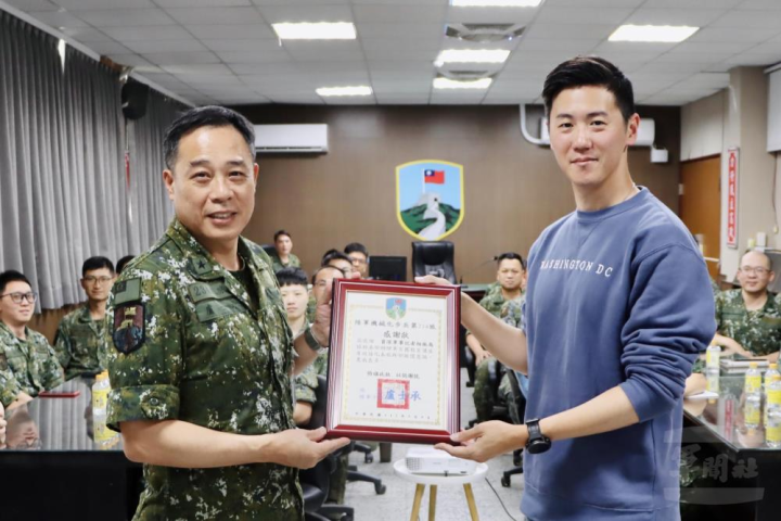 陸軍機步234旅日前辦理「112年軍官團教育講座」，邀請資深軍事記者相振為分享採訪烏俄戰爭的歷程與經驗。（陸軍第十軍團提供）
