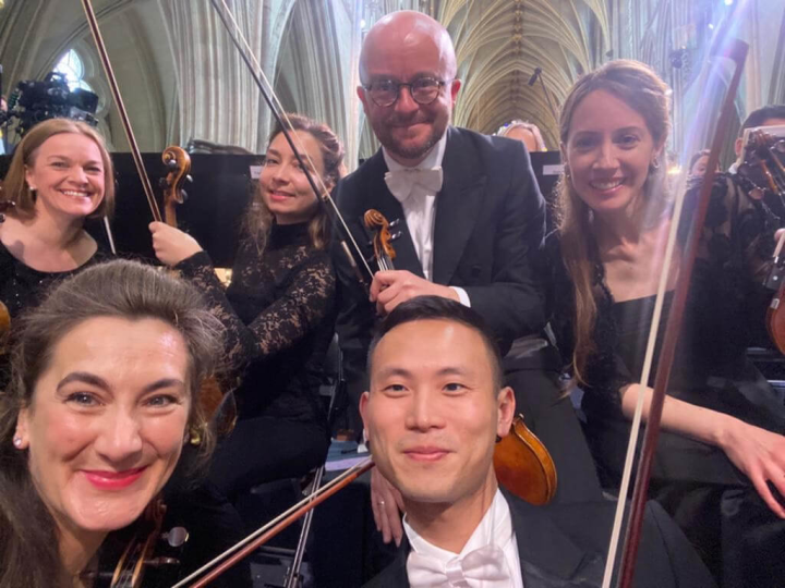 小提琴家侯亨翰（前右1）出席英王加冕典禮，與英王加冕典禮交響樂團內其他演奏家合影。 （侯亨翰提供）