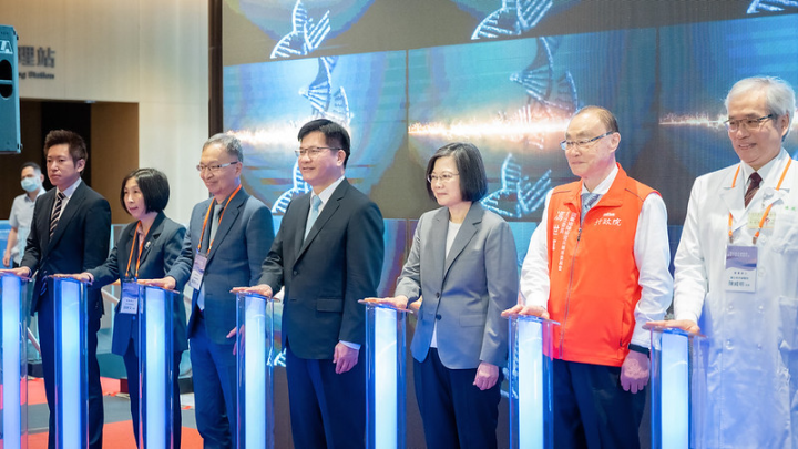 蔡英文總統15日上午出席「臺北榮總重粒子癌症治療中心開幕典禮」