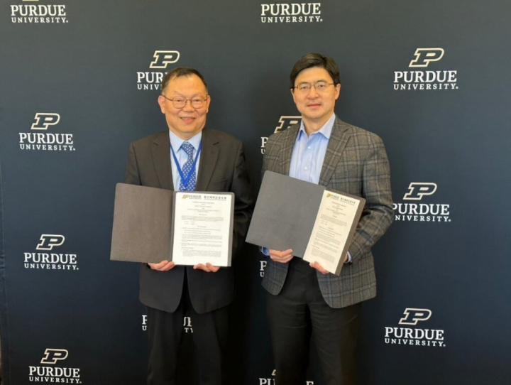 陽明交通大學校長林奇宏（左）與美國普渡大學校長蔣濛（右）代表兩校簽校級交換學生合約和半導體線上課程合作備忘錄，盼能幫助學生拓展國際視野，並共同培育半導體人才。（陽明交大提供）