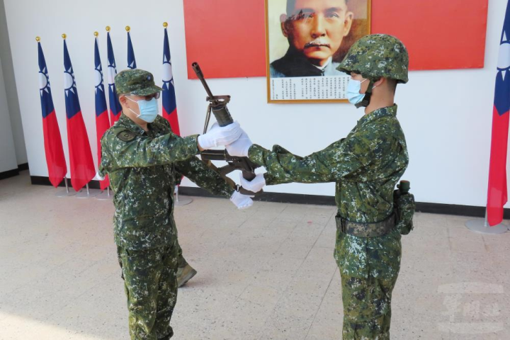 步兵101旅旅長林上校授予代表軍人保國衛民職責的步槍。（陸軍第十軍團提供）