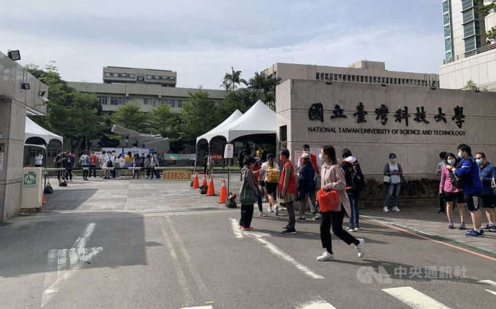Pedestrians are seen at the gate of National Taiwan University of Science and Technology in Taipei on Friday. CNA photo May 19, 2023