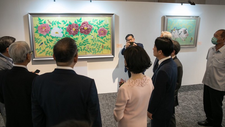 副總統在姚大師導覽下，與同為畫家的資深藝人白嘉莉等貴賓一同參觀畫作