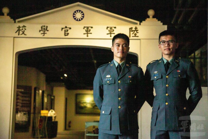 榮獲傑出畢業生的劉諺庭(左)表示，留學過程中，最大的收穫是時間管理及領導的技巧。（軍聞社記者王茗生攝）