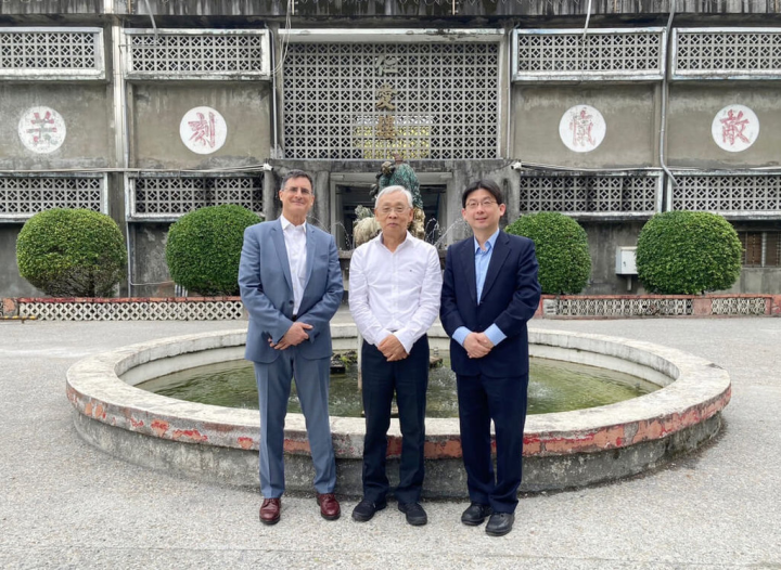 胡佛檔案館長魏肯（左）與東亞部主任林孝庭（右）參訪景美白色恐怖紀念園區。（林孝庭提供）