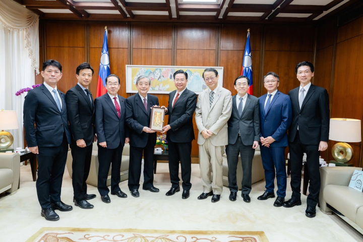 外交部長吳釗燮與日本自民黨奧野信亮眾議員訪團一行合影。