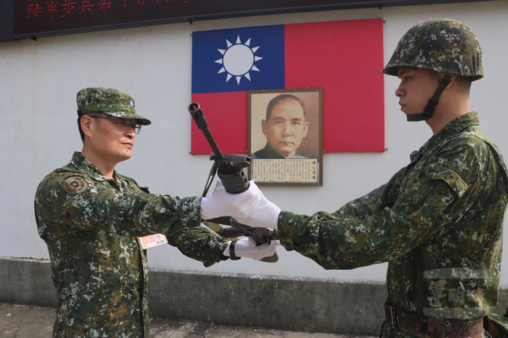 步兵101旅副旅長李上校授予代表軍人保國衛民責任的步槍。（陸軍第十軍團提供）
