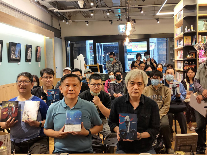 漫畫家常勝（前右）20日與科幻小說家許順鏜（前左）以「從一個科幻迷，到科幻世界的創造者」為題在台北展開對談，並和與會書迷朋友們合影留念。