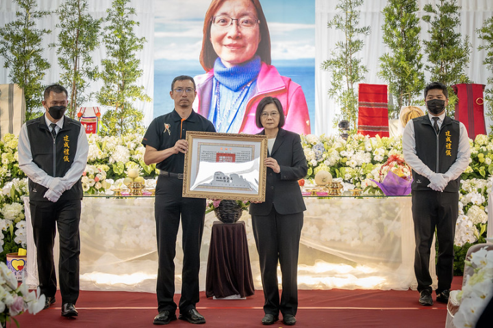 總統頒發褒揚令，由林淑雅胞兄林世昌先生代表接受