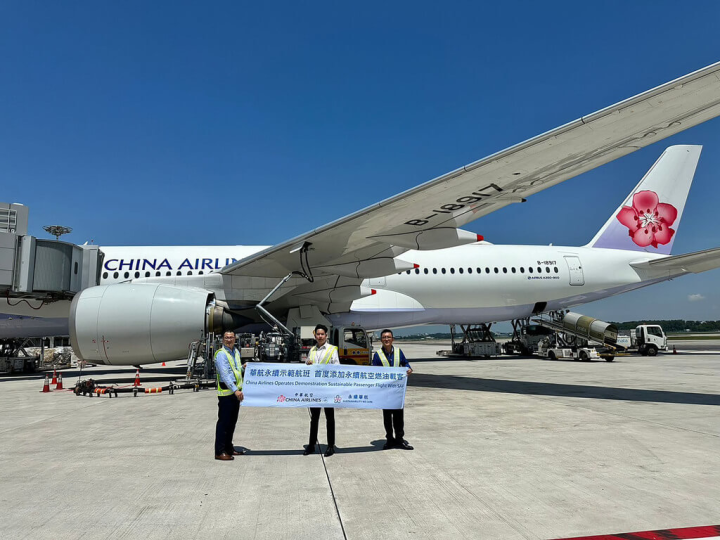 中華航空22日以台北往返新加坡航班參與「永續飛行挑戰」活動，包括回程航班在新加坡添加永續航空燃油載客飛行，為台籍航空創舉。（華航新加坡分公司提供）