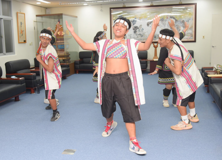 南投縣立民和國中濁岸合唱團4月參加全國師生鄉土歌謠比賽，拿下國中團體組東南亞語系、原住民語系項目特優，南投縣長許淑華4日接見合唱團成員。（南投縣政府提供）