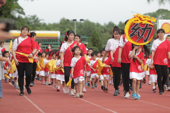 馬來西亞吉隆坡臺灣學校1日舉行創校32週年校慶運動會，小朋友分列式進場超吸睛。