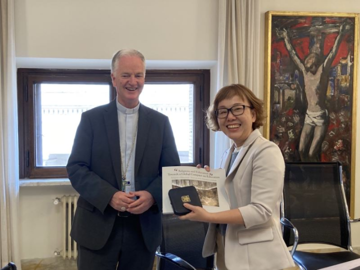 文化部次長王時思（右）拜會教廷文化教育部政務次長提格（Paul Tighe），就兩國的文化合作及推廣進行交流、討論及分享