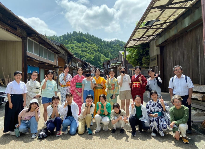 嘉義市北興國中國際交流社、雙語營25名學生日前訪問日本岐阜縣惠那東中學，並體驗當地課程、穿著和服，留下深刻印象。（嘉義市政府提供）