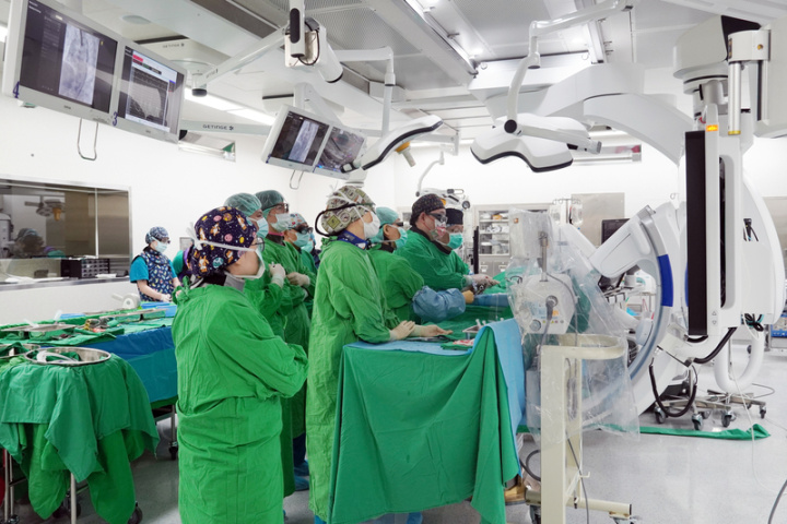 屏東榮總TAVI手術  為偏鄉急重症帶福音 屏東榮民總醫院以準醫學中心的標準設立，2022年11 月開幕，專注於急重症醫療的在地化發展，院內有亞 洲最新的複合式手術室，已成功完成10台TAVI手術 （導管主動脈瓣膜置換術），為偏鄉地區的急重症醫 療帶來福音。 （屏東榮總提供）