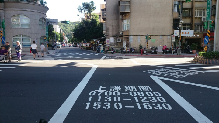 交通部說，行人專用時相是對行人最有保障的交通管理，有必要在幹道路口設置。圖為台北市行人專用時相路口。（台北市交通局提供）