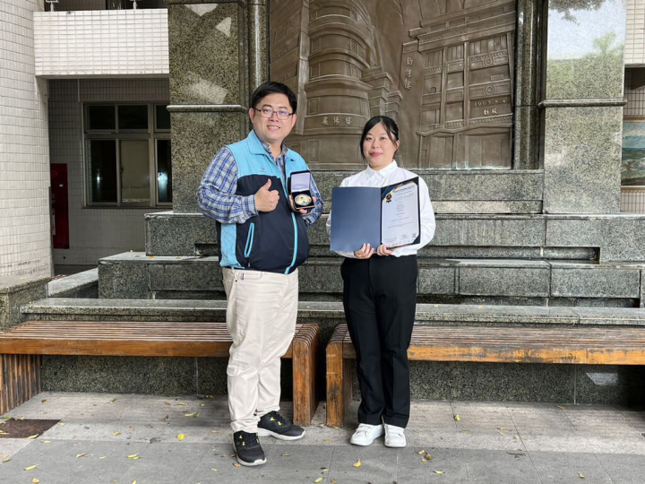 輔英科技大學副教授林政翰（左）帶領健康事業管理系學生鍾名軒創新研發「剖腹產衛教APP」，參加國內外各大發明獎，共奪2金2銀。（輔英科技大學提供）