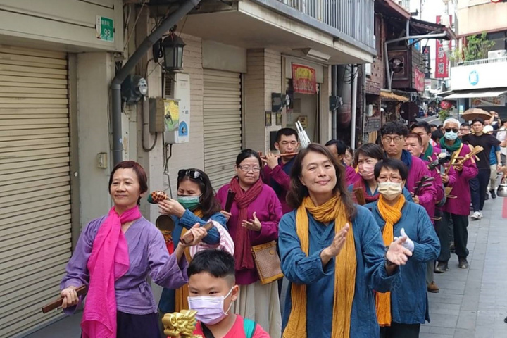 曾是台南知名南管社團「鳳鳴社」解散逾70年後，2022年8月在相關人士奔走下啟動復社練習，28日以在歷史街區走唱方式宣告復社。