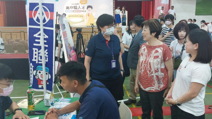 除了台積電以外，有 50 家國內外企業響應聯合徵才， 4 個政府單位投入。圖：台積電慈善基金會提供