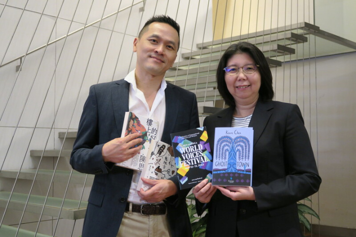 小說「鬼地方」作者陳思宏（左）近一個月走訪美國加州、德州、密西根州及紐約市，參加多場文學講座，15日與駐紐約台北文化中心主任張惠君（右）合影。