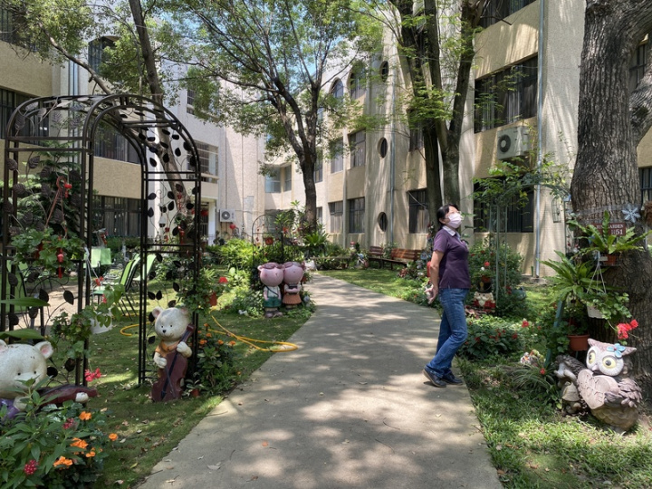 衛生福利部草屯療養院護理長黃嘉莉（圖）把病患當家人照顧、將病房當自家營造，透過布置植栽、草皮、桌椅、公仔，讓空間綠意盎然、充滿生機，也成了住院病友的「療癒庭園」。