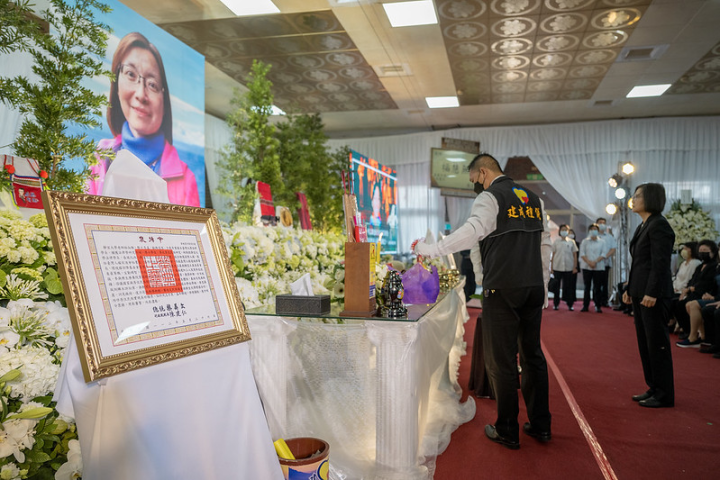 蔡英文總統27日上午前往嘉義市立殯儀館親頒褒揚令