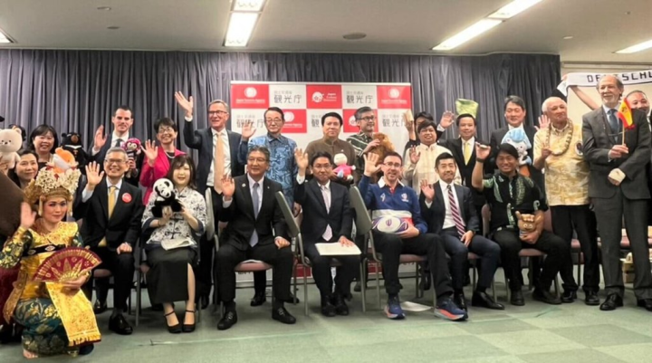 為促使日本出國人數恢復到COVID-19疫情前水準，日本政府與業界挑選台灣、法國、關島等24個國家與地區與其觀光局合作，10日召開記者會，交通部觀光局東京事務所鄭憶萍（後排左1）出席。（交通部觀光局提供）