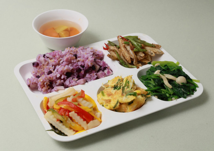 新北市烏來國民中小學廚師打造深具原住民特色風味營養午餐，日前榮獲2023第6屆台灣學校午餐大賽總決賽發表組優等肯定。（新北市教育局提供）