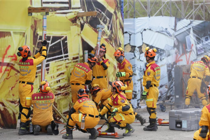 消防局特種搜救隊準備進入倒塌建築拯救受困民眾