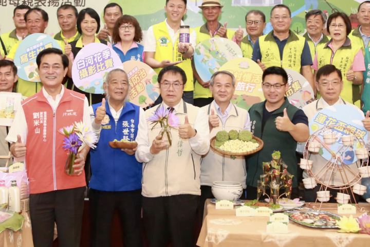 由台南市白河區公所舉辦的2023白河蓮花季活動7日上午開幕，台南市長黃偉哲（前左3）等人出席。（台南市政府提供）