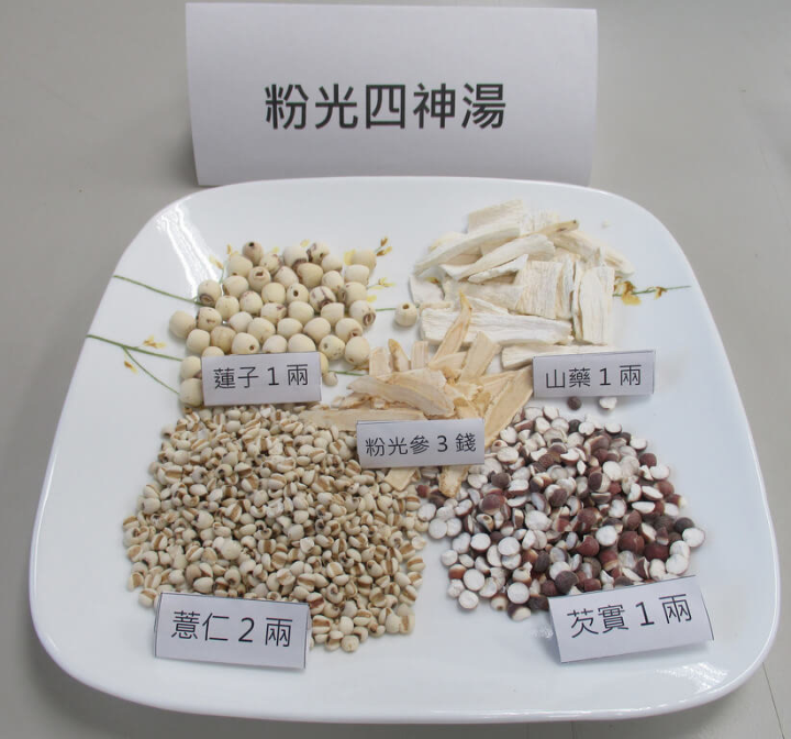 高雄市衛生局分享消暑飲品「粉光四神湯」，食材需備好排骨1份，中藥材薏仁2兩、芡實1兩、蓮子1兩、山藥1兩、粉光參3錢等。料理方法是先將排骨川燙後，再與中藥材一起小火燉煮2小時。（高雄市政府衛生局提供）